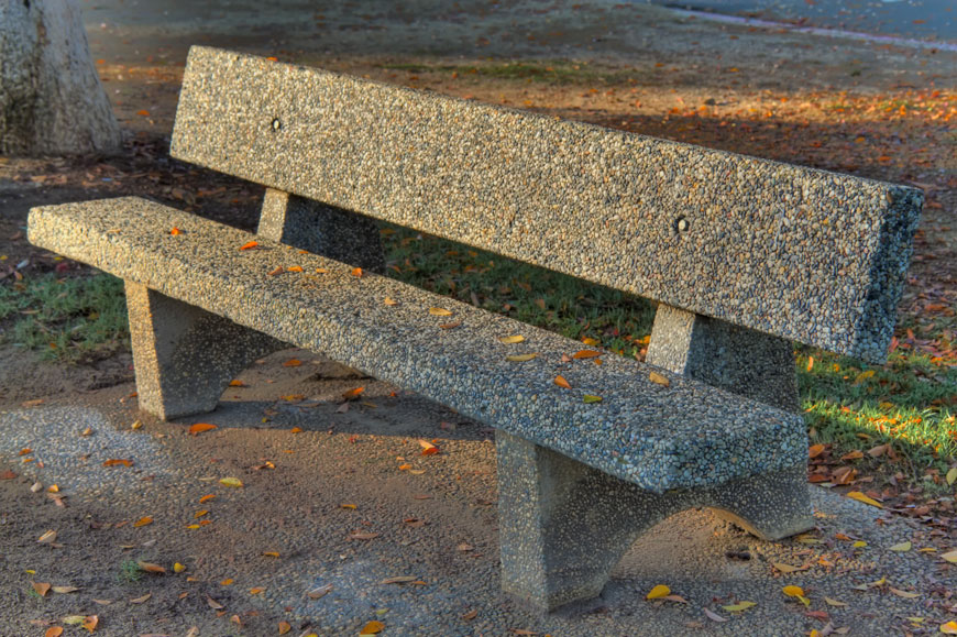 公园的混凝土长凳上铺满了鹅卵石。