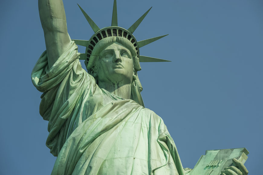 美国自由女神像的半身像被摄于蓝天前