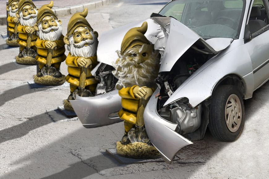 一辆汽车撞上了一个愤怒的黄色系柱侏儒，而其他快乐的侏儒在一旁看着