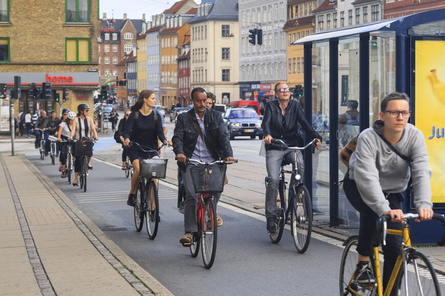 哥本哈根路的自行车交通展示了欧洲自行车透射整合
