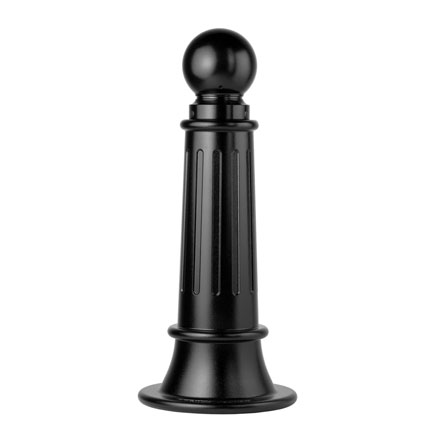 一种带凹槽的黑色系柱，有一个球形的顶帽，白色背景上有一个沉重的喇叭形底座