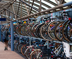 地铁站附近的双甲板自行车架