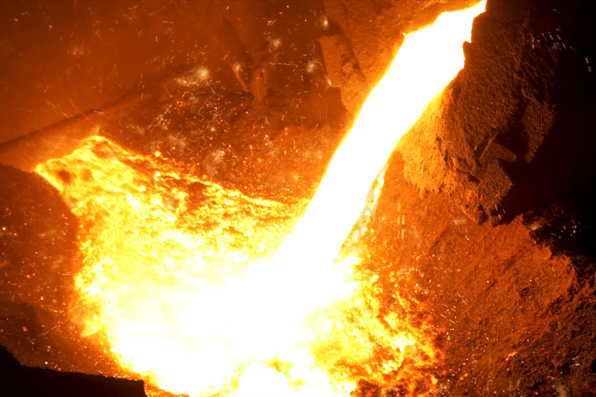 一个炽热的熔炉正在铸造厂里铸造铁水