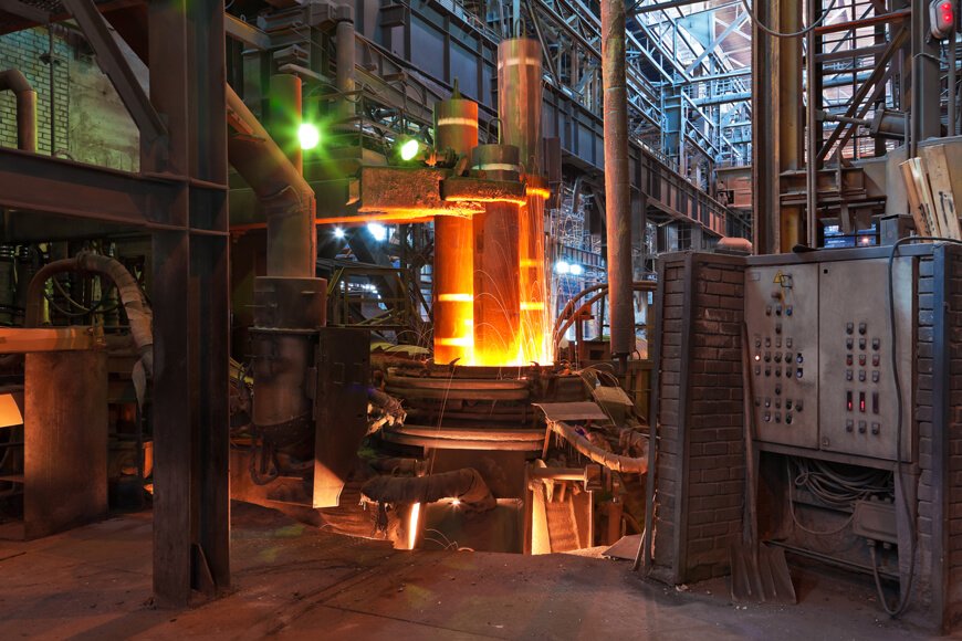 金属在铸造厂内的电弧炉中熔化