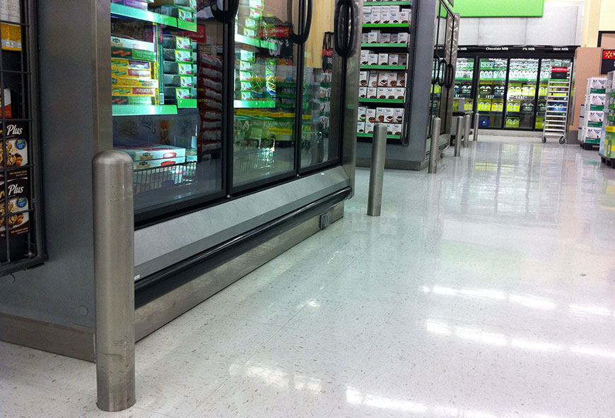 超市里的不锈钢护柱保护着冰箱和冰箱。