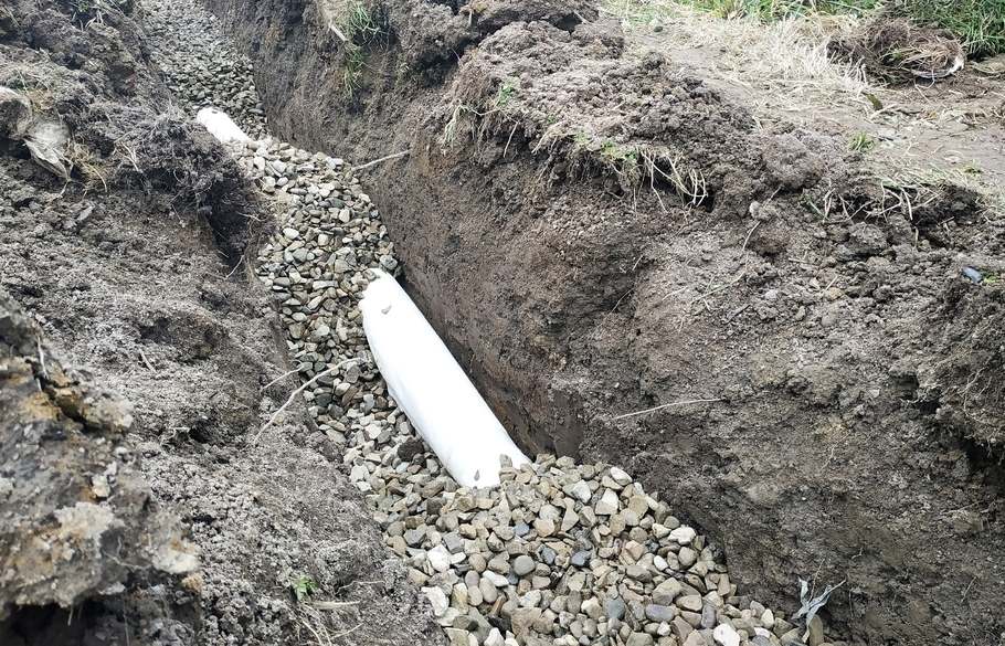 缝合到地面的接缝填充有管和砾石。