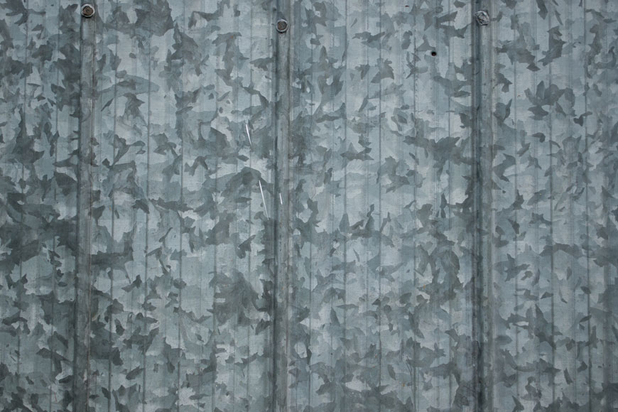 一块电镀钢板覆盖像叶状大片深灰色、浅灰色和银色