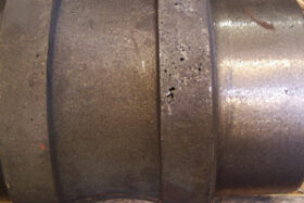 一个大型灰色金属铸件在未经加工的表面上有一些小洞