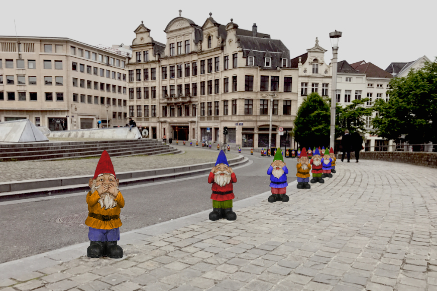 在传统的欧洲街道上，各种彩色的侏儒沿着路边伸展