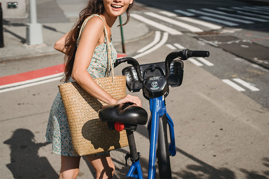 骑自行车的人微笑着摆姿势拍照