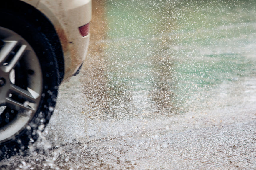 轮胎的后轮在非常潮湿的路面上溅起水花