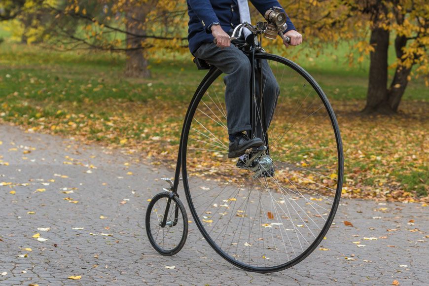 秋天，一个人骑着一枚前轮硬币穿过公园