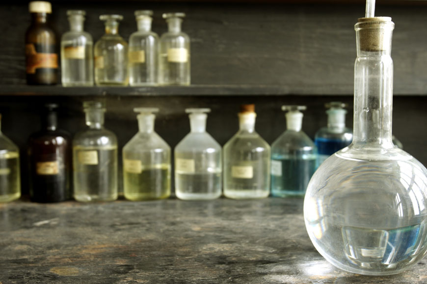 一个旧的实验室显示烧杯，里面装满了五颜六色的液体