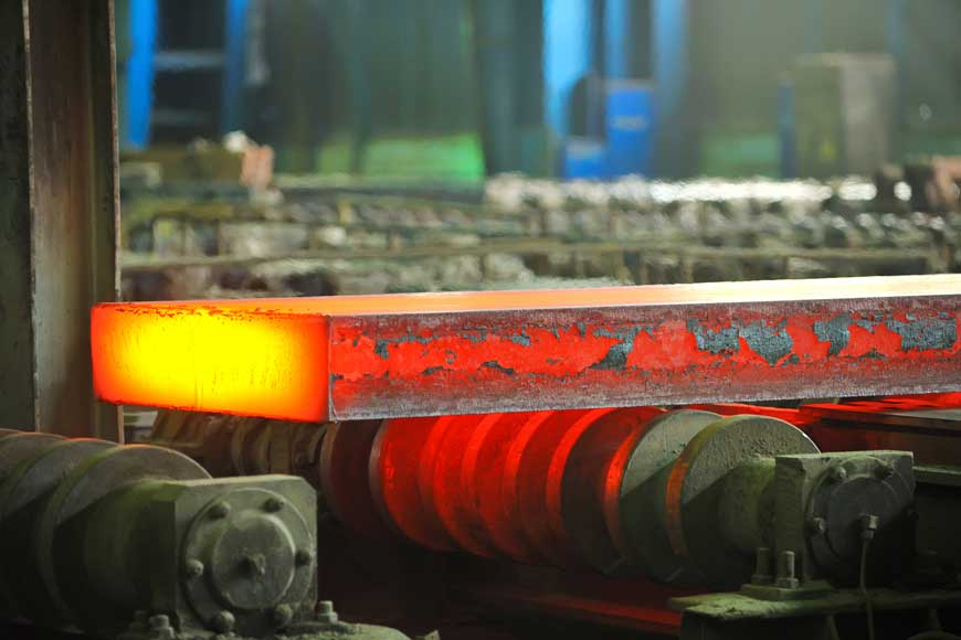 在钢铁厂加工的热轧钢材