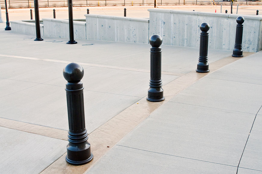 传统的铸铁护柱给了一个安全周边历史的眼光