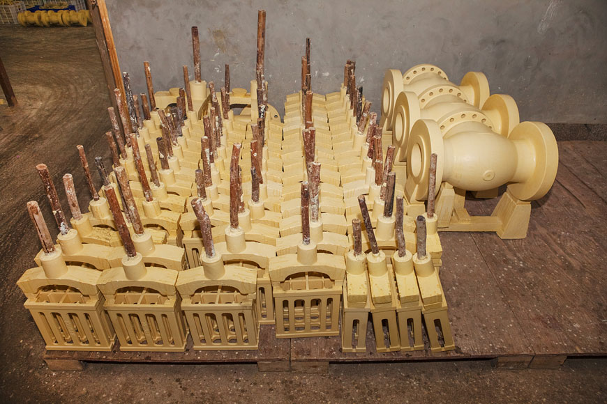 一系列黄色蜡的物体等待被模制陶瓷覆盖