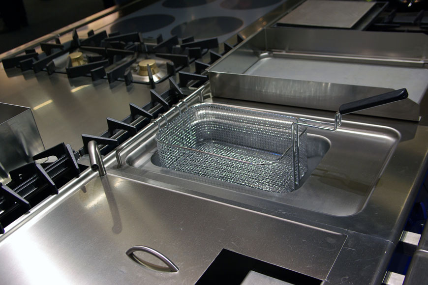 闪闪发光的新商业厨房有一个深炸盒，变暖盒和由316钢制成的烤架