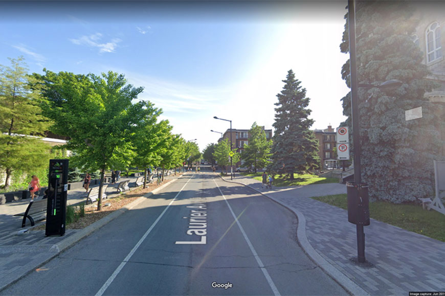 单个单向车辆车道的两侧绘制的自行车道；行人和骑自行车的人在晴天。