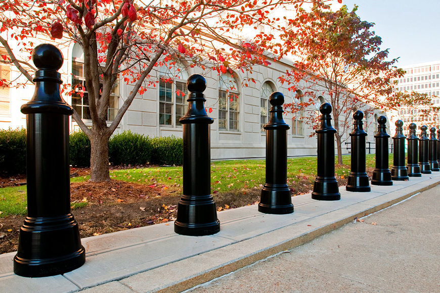 一系列高大的黑色金属柱子盖在安全护柱上，给人以象棋小兵的感觉