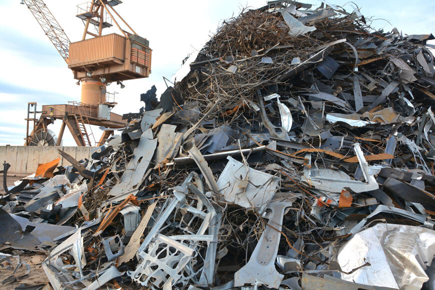 金属回收设施展示了金属废料围场，带有大堆废金属
