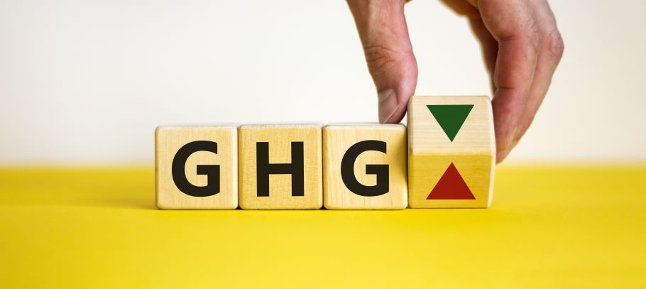 三个木块上画着G、H、G三个字母。第四个方块用手指从指向上方的红色箭头指向下方的绿色箭头指向下方。