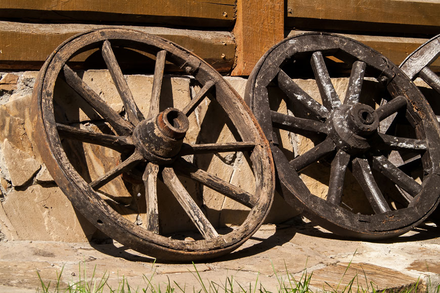 旧木车轮子在特写照片