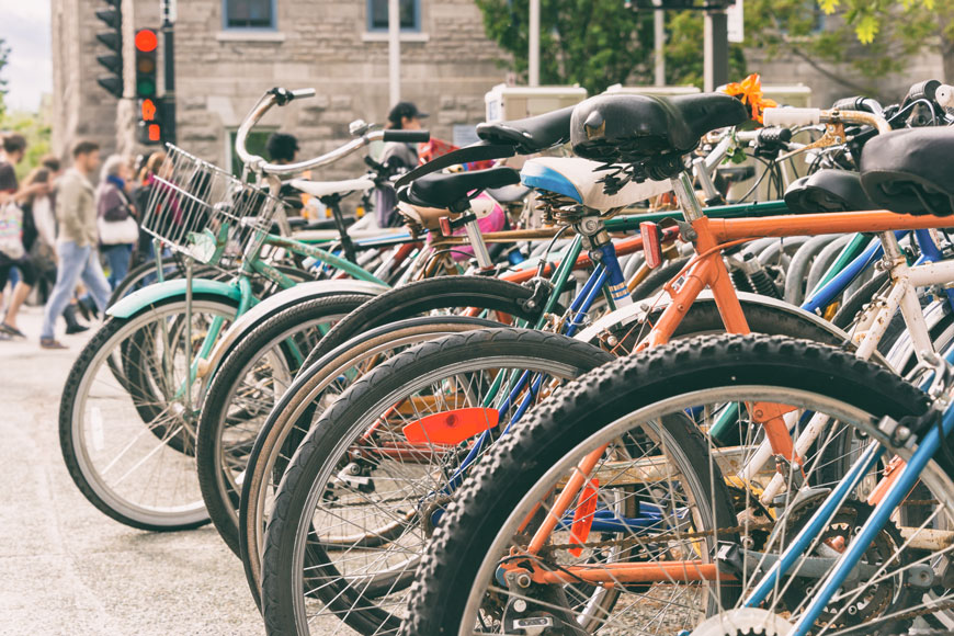 蒙特利尔一所大学大楼外停着一群自行车