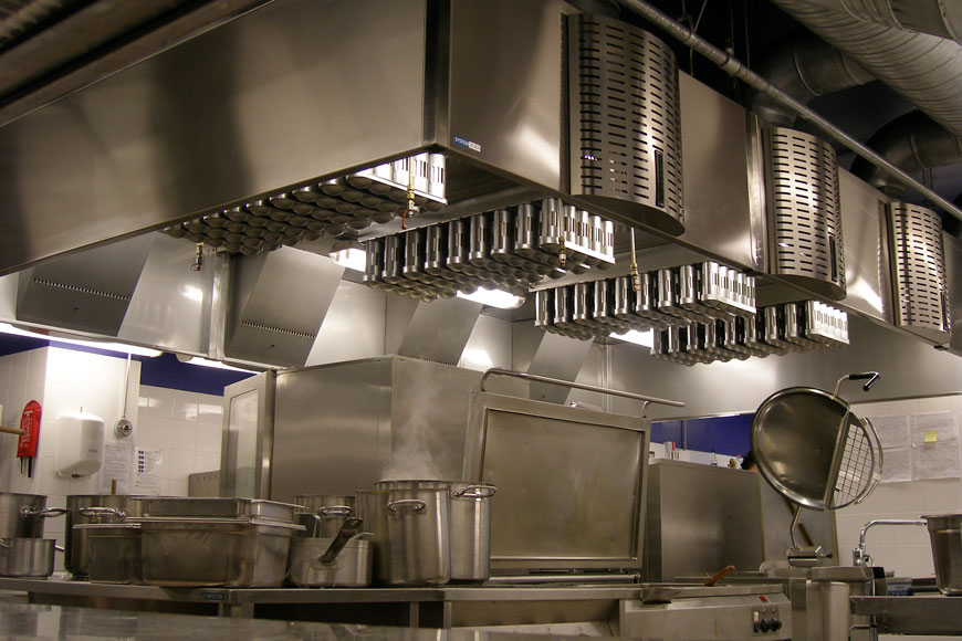 一个装满不锈钢表面和器皿的厨房看起来干净整洁