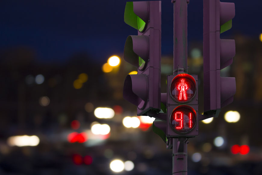 路灯上的“禁止行走”标志显示计时器还剩91秒，这是夜晚的场景