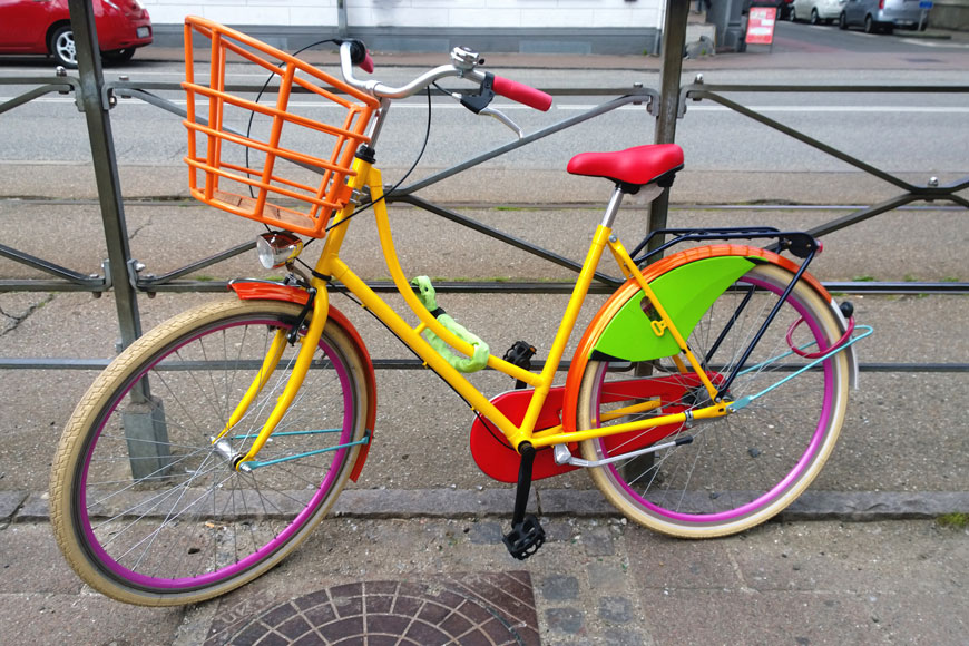 自行车涂在街上的各种颜色