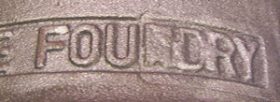 数字这个词是铸造在金属中的。由于铸造问题，前三个字母模糊不清。