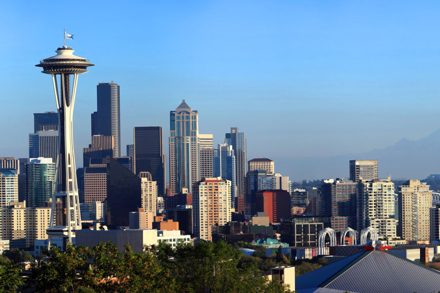 西雅图市中心的全景图，展示了太空针和雷尼尔山
