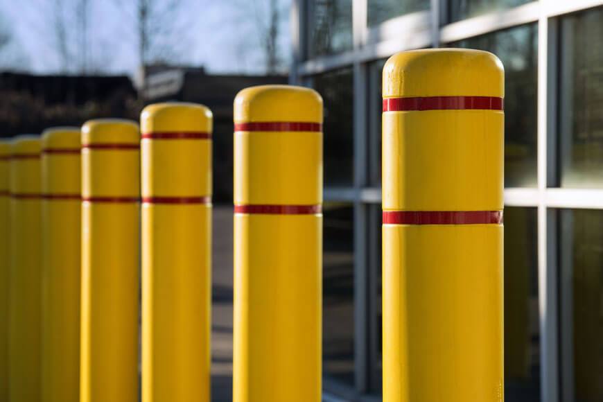 黄色塑料护柱覆盖安全护柱