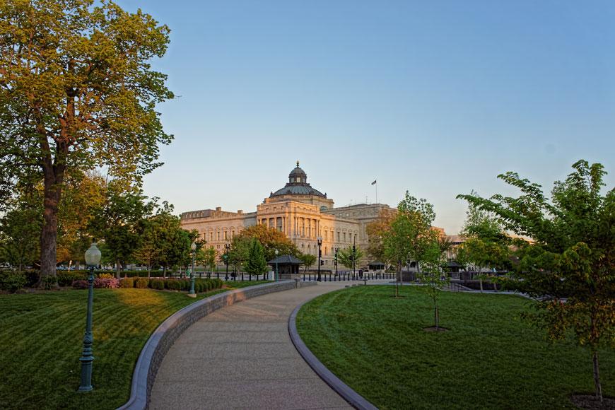 通往国会图书馆的道路被绿色空间包围，并被护柱保护