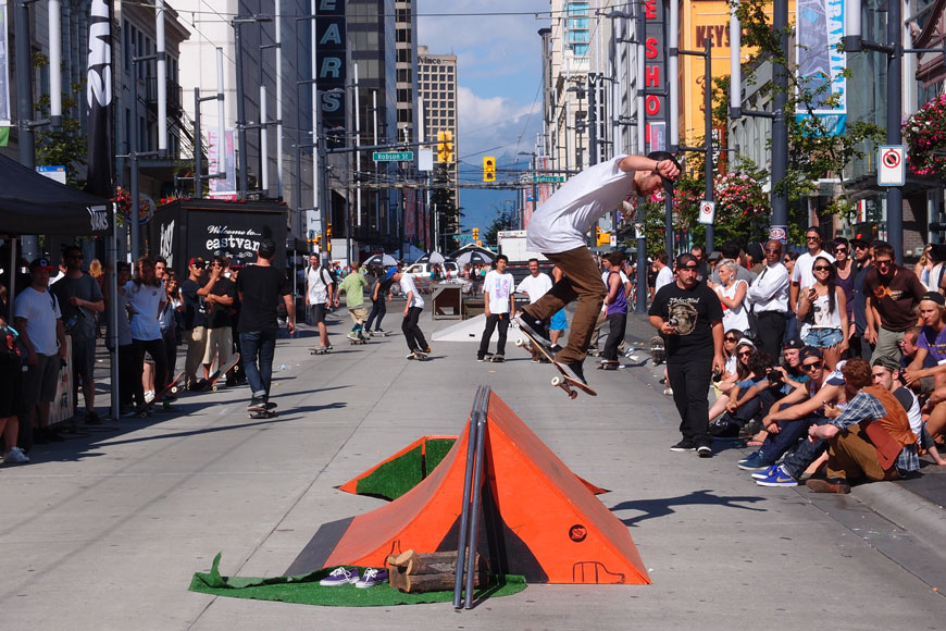 滑板活动阻挡了温哥华市中心的一条街道