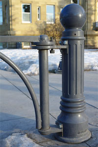 亚博棋牌官网首页信实铸造厂的系柱在中央纪念公园定制安装旋转门