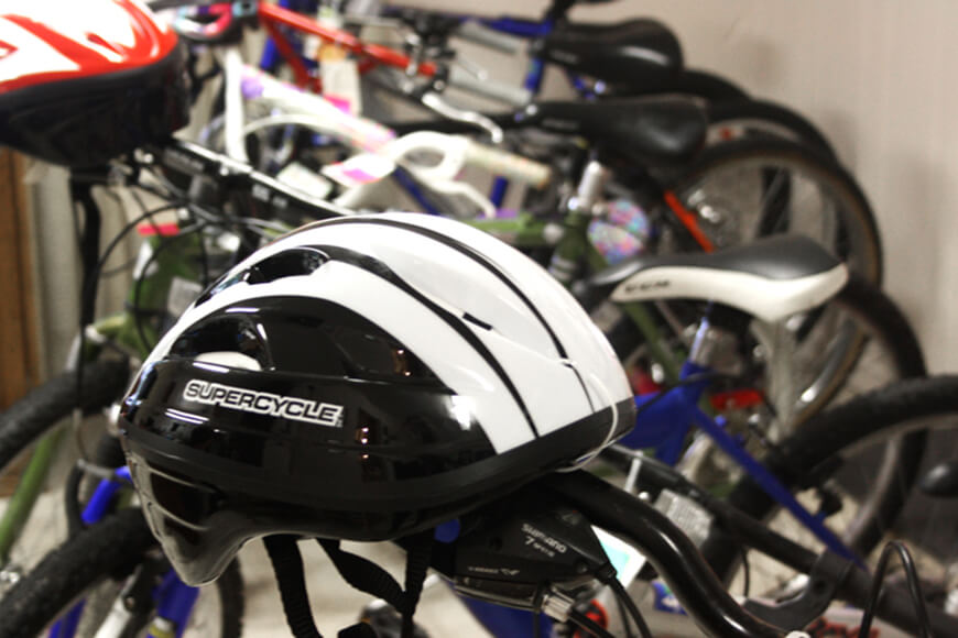 捐赠的头盔和自行车