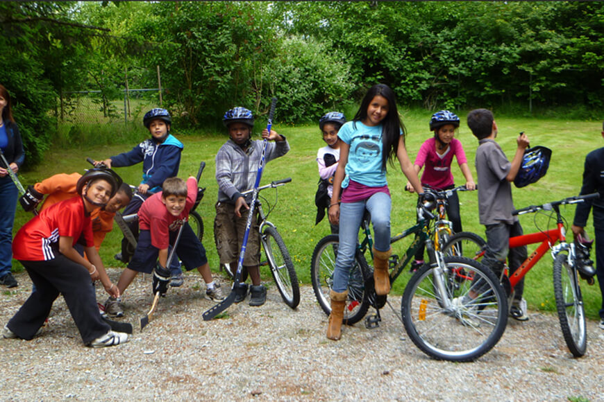 孩子们使用REC为孩子们捐赠的运动器材和自行车