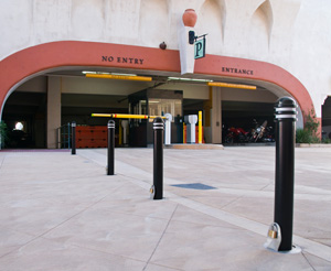 一系列挂锁的可移动柱线限制了通往停车场的通道