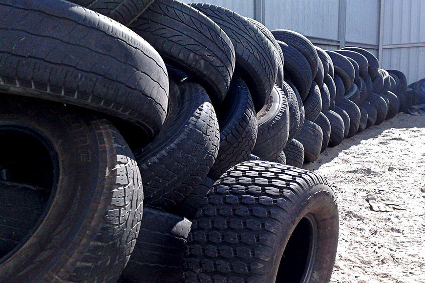 橡胶回收厂的一堆橡胶轮胎