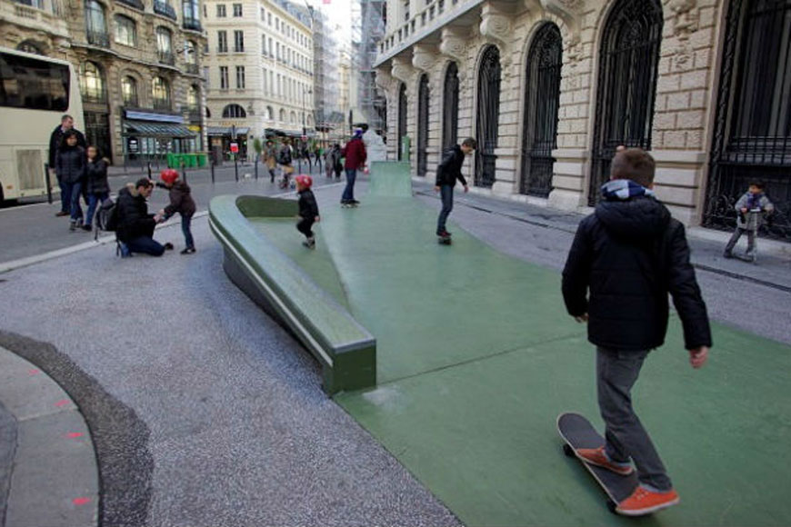 溜冰者享受一条巷子的滑冰场，称为Rue Leon Cladel Alley Skatepark在巴黎