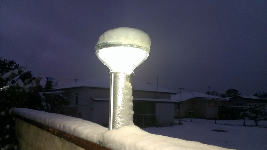 一根太阳护柱在厚厚的积雪下闪闪发光