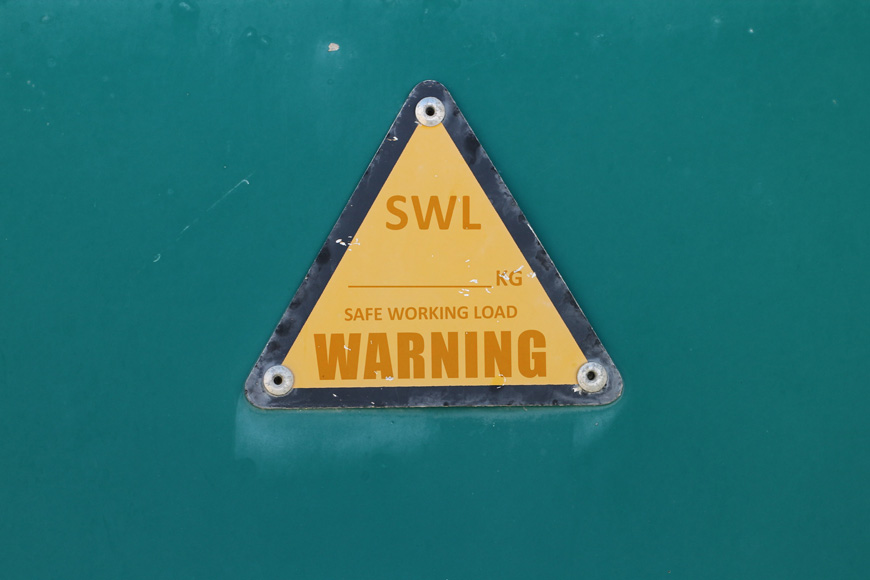 绿色背景上有安全工作负荷警告标志