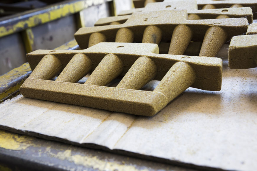树脂涂层砂芯与五柱上形成的处理和基地准备铸铁铸造。