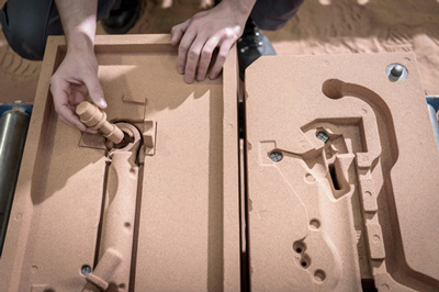 一名工人用密实的砂子完成砂铸型