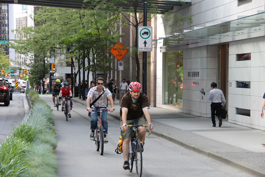 种植者将繁忙的自行车道与市区街上的汽车分开
