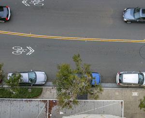 街道的鸟瞰图显示了道路中心线的箭和自行车符号。