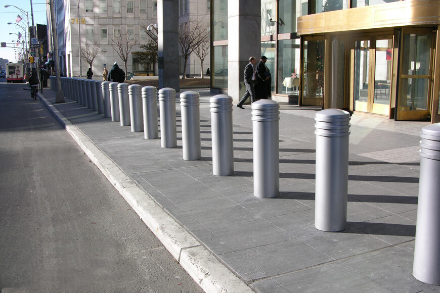 银色的护柱保护着市中心的人行道