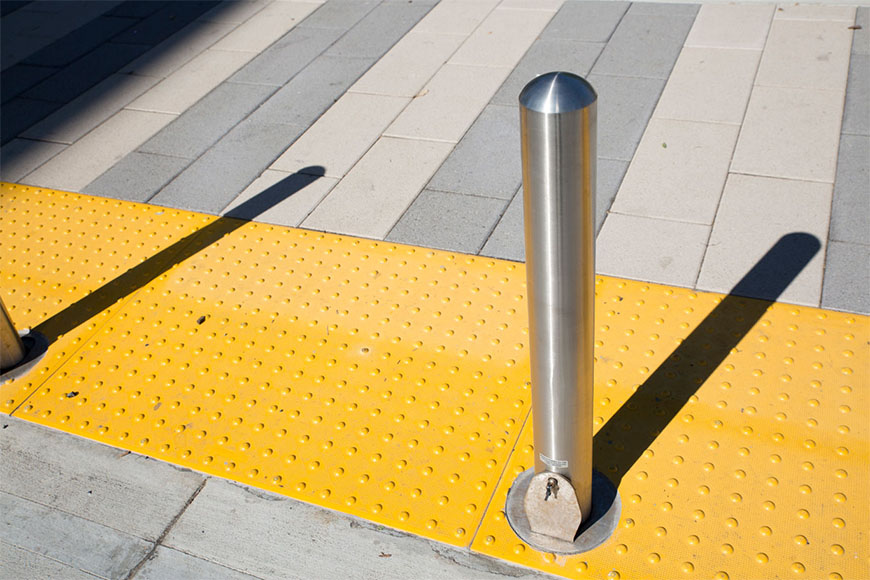 不锈钢护柱安装在人行道上可检测的警告板上