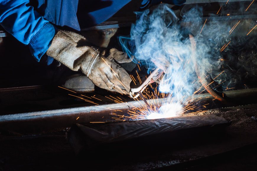 焊工使用焊接技术，称为棒焊接